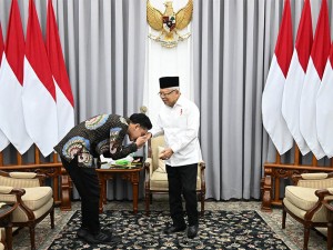 Wakil Presiden terpilih Gibran Rakabuming Raka (kiri) mencium tangan Wapres Ma’ruf Amin (kanan) di kediaman Wapres, Jakarta, Rabu (24/4/2024).