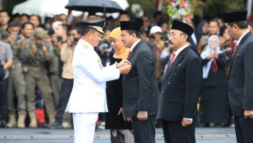 Bersama Gibran, Dony Ahmad Munir Dianugerahi Satyalancana Karya Bhakti Praja Nugraha