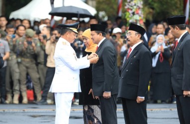 Bersama Gibran, Dony Ahmad Munir Dianugerahi Satyalancana Karya Bhakti Praja Nugraha