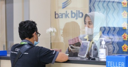 Karyawati melayani nasabah di kantor cabang PT Bank Pembangunan Daerah Jawa Barat dan Banten Tbk. (BJBR) di Jakarta, Kamis (29/12). JIBI/Bisnis/Suselo Jati
