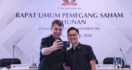 Presiden Direktur PT HM Sampoerna Tbk. (Sampoerna) Vassilis Gkatzelis (kiri) melakukan swafoto bersama Ivan Cahyadi (kanan), yang resmi menggantikannya per 1 Mei 2024, seusai Rapat Umum Pemegang Saham Tahunan di Jakarta, Selasa (23/4/2024).