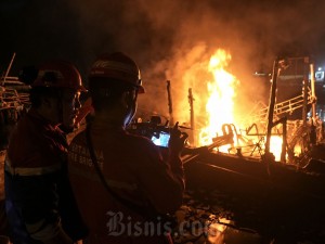 Petugas gabungan melakukan pemadaman kapal nelayan yang terbakar di dermaga tiga di Pelabuhan Perikanan Samudra Cilacap (PPSC), Jawa Tengah, Kamis (25/4/2024).