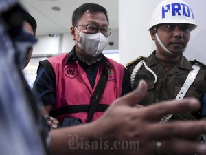 Tersangka FL dari PT TIN (tengah) berjalan menuju mobil tahanan seusai diperiksa di Kejagung, Jakarta, Jumat (26/4/2024). Antara/Hafidz Mubarak A