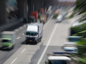 Truk angkutan logistik melintas di Jalan Tol Jakarta Cikampek di Cikarang, Jawa Barat, Jumat (26/4/2024).