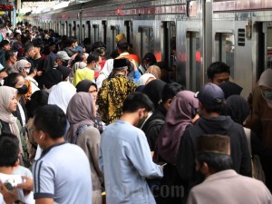 Penumpang berjalan di peron Stasiun Tanah Abang, Jakarta, Sabtu (27/4/2024).
