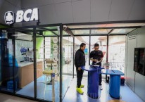 Masih Ada Amunisi untuk BBCA Jaga Kinerja. Karyawan melayani nasabah mengenai kartu kredit BCA di Jakarta, Sabtu (16/3/2024). Bisnis/Eusebio Chrysnamurti