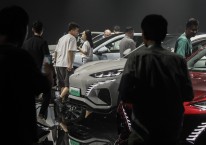 Tatapan Cerah Asuransi saat Penjualan Mobil Turun, Suku Bunga Naik