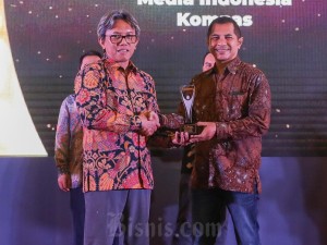 Redaktur Pelaksana Bisnis Indonesia Gajah Kusumo (kanan) menerima penghargaan dalam ajang SPS Awards 2024 di Jakarta, Selasa (30/4/2024).
