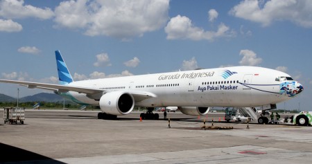 Pesawat maskapai Garuda Indonesia berada di apron Bandara Sultan Hasanuddin Makassar, Sulawesi Selatan, Kamis (27/7/2023). - Bisnis/Paulus Tandi Bone