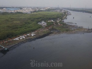 Foto udara alat berat mengangkut sampah di pesisir Marunda Kepu, Cilincing, Jakarta Utara, Rabu (1/5/2024). Antara/Fakhri Hermansyah