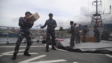 KRI-881 Distribusikan Logistik ke Tagulandang