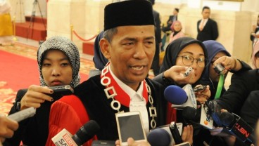 Momen Hakim MK 'Ancam' Push-up Pengacara Pemohon Karena Terlambat