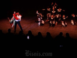 Penari Tango Argentina mementaskan Tango Musical Show yang bertajuk Habis Gelap Terbitlah Terang-Mengeksplorasi Feminisme Kartini di Jakarta, Jumat (3/5/2024). Bisnis/Abdurachman