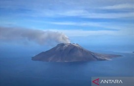 Helikopter Angkut Korban Erupsi Gunung Ruang yang Sakit