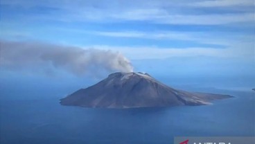 Helikopter Angkut Korban Erupsi Gunung Ruang yang Sakit