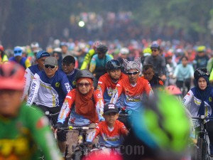 Sejumlah peserta mengikuti Gowes Siti Nurbaya Adventure (GSNA) saat melintas di Jalan Sudirman Padang, Sumatera Barat, Minggu (5/5/2024).