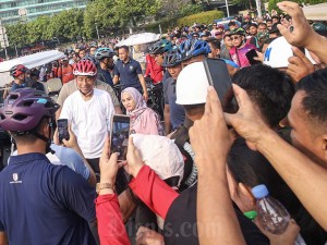 Presiden Joko Widodo memanfaatkan kegiatan HBKB untuk berolahraga menggunakan sepeda di Bundaran HI dan kembali ke Istana Negara.
