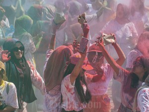 Sejumlah warga dan wisatawan menari saat Festival Holi di Batam, Kepulauan Riau, Minggu (5/5/2024). ANTARA FOTO/Teguh Prihatna