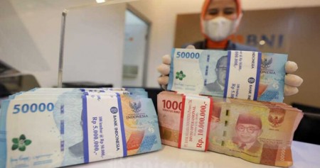 Nilai tukar rupiah terhadap dolar Amerika Serikat (AS) melonjak jelang rilis data pertumbuhan ekonomi Indonesia.
