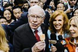 Warren Buffett Puji Apple usai Jual Saham Rp622,4 Triliun