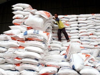 Bulog Simpan 11.632 Ton Beras Impor di Cirebon