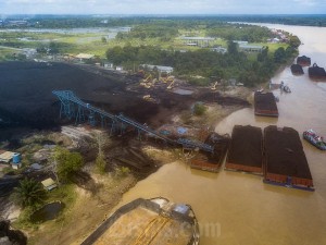 Foto udara aktivitas tempat penampungan sementara batu bara di tepi Sungai Batanghari, Muaro Jambi, Jambi, Senin (6/5/2024).
