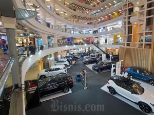 Pengunjung mengamati mobil saat dipamerkan di salah satu pusat perbelanjaan di Jakarta, Selasa (7/5/2024).