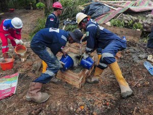 Petugas Pertamina mengecor lubang tambang minyak ilegal yang ditinggalkan pemiliknya di Bungku, Batanghari, Jambi, Selasa (7/5/2024).
