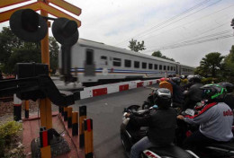 Hindari Kecelakaan, Ini Aturan Wajib Pengguna Jalan Saat di Perlintasan Sebidang!