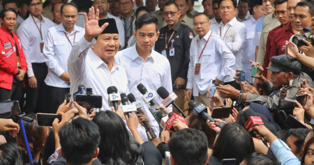 Pasangan Calon Presiden dan Calon Wakil Presiden nomor urut 02 Prabowo Subianto dan Gibran Rakabuming Raka menjawab pertanyaan wartawan saat tiba di kantor KPU menghadiri Rapat Pleno Terbuka Penetapan Pasangan Calon Presiden dan Wakil Presiden Terpilih Pemilu Tahun 2024 di Jakarta, Rabu (24/4/2024). Bisnis/Eusebio Chrysnamurti