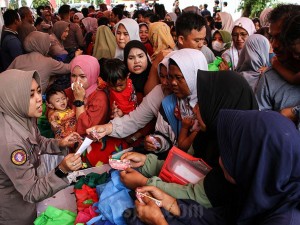 Sejumlah warga antre untuk mendapatkan paket sembako saat kegiatan Gebyar Posyandu Presisi di Aula Universitas Palangka Raya, Kalimantan Tengah, Rabu (8/5/2024)