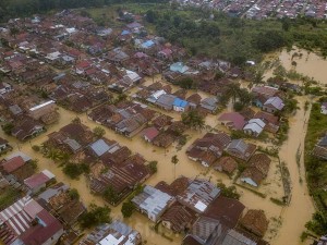 Foto udara kawasan permukiman yang terendam banjir di Kenali Besar, Jambi, Rabu (8/5/2024).