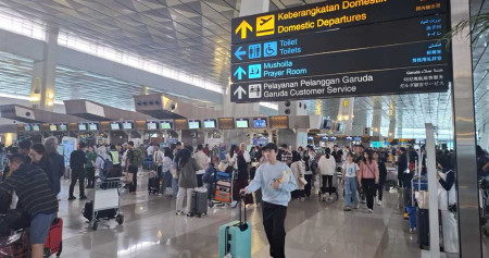 Penumpang tampak memadati Bandara Internasional Soekarno-Hatta, Tangerang pada Sabtu (6/4/2024) siang atau H-4 Lebaran. Angkasa Pura II menyebut akan ada 184.250 penumpang yang tiba dan berangkat di Bandara Soekarno-Hatta pada H-4 Lebaran./ JIBI - Bisnis - Surya Dua Artha Simanjuntak.