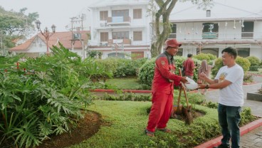 Grand Edge Hotel Semarang Bagikan Beras untuk Petugas Kebersihan
