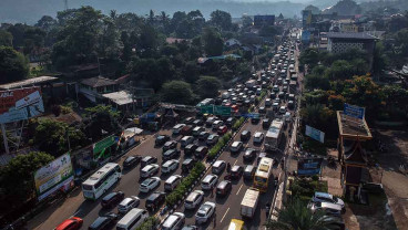 Jalur Puncak Dipadati Kendaraan Wisatawan
