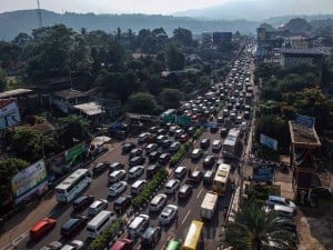 Kepadatan kendaraan menuju jalur Puncak, Gadog, Kabupaten Bogor, Jawa Barat, Kamis (9/5/2024). Antara/Yulius Satria Wijaya