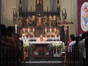 Romo Yohanes Deodatus memimpin ibadah misa kenaikan Isa Almasih di Gereja Katedral, Jakarta, Kamis (9/5/2024). Antara/Akbar Nugroho Gumay