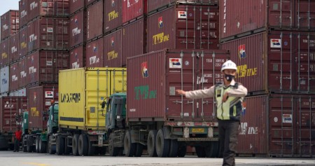 Truk dan kontainer berderet di Terminal Kontainer IPC, Pelabuhan Tanjung Priok, Jakarta beberapa waktu lalu - Bloomberg/Dimas Ardian