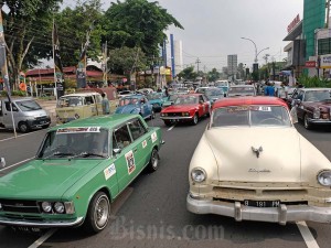 Sejumlah peserta bersiap mengikuti rally mobil kuno PPMKI 2024 di Alun-alun Magelang, Jateng, Sabtu (11/5/2024).
