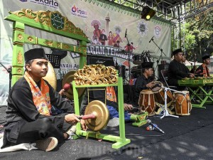 Pemain grup musik mementaskan Gambang Kromong saat Lebaran Tenabang 2024 di depan Kantor Kecamatan Tanah Abang, Jakarta, Sabtu (11/5/2024).