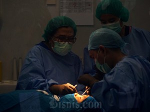 Tim dokter bedah mata melakukan tindakan operasi kelopak mata pada pasien di RS Mata JEC @ Menteng, Jakarta, Sabtu (11/5/2024).