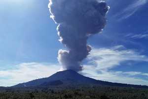 Gunung Ibu di Halmahera Barat Semburkan Abu Vulkanik