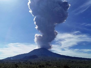 Gunung Ibu di Halmahera Barat Semburkan Abu Vulkanik