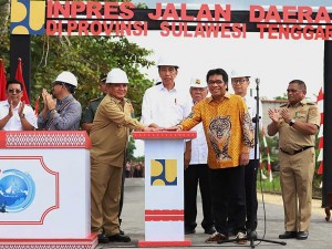 Presiden Joko Widodo Resmikan Pelaksanaan Inpres Jalan Daerah di Sulawesi Tenggara