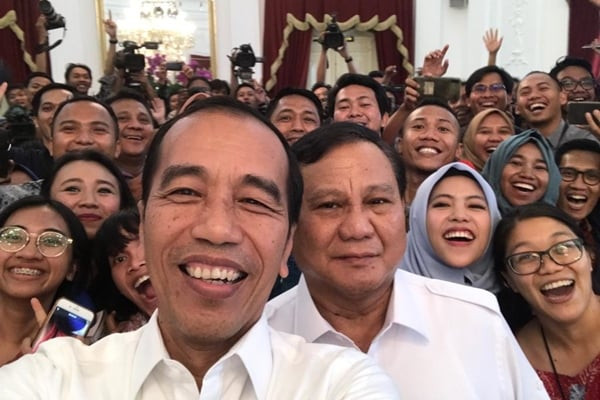 Presiden Joko Widodo dan presiden terpilih Prabowo Subianto melakukan foto bersama para wartawan.