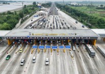 Kendaraan mengantre di Gerbang Tol Cikampek Utama saat arus Mudik Lebaran 2024 - Dok. Jasa Marga