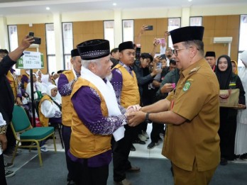 Pj Gubernur Kaltim Resmi Lepas 319 Calon Jemaah Haji di Balikpapan