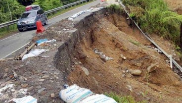 Terdampak Banjir dan Longsor, Waktu Tempuh Travel Pekanbaru-Padang Capai 10 Jam