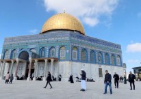 Jemaah berjalan di depan Masjid Al Aqsa di Kota Tua Yerusalem menjelang salat Jumat pada 9 Februari 2024./Reuters