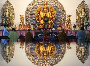 Jelang Waisak, Umat Buddha di Semarang Gelar Ritual Upacara Pemandian Buddha Rupang